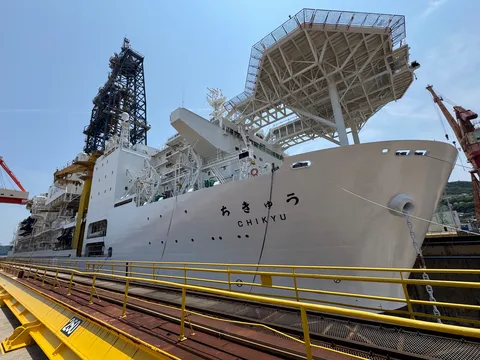 巨大な船の全景とヘリポート