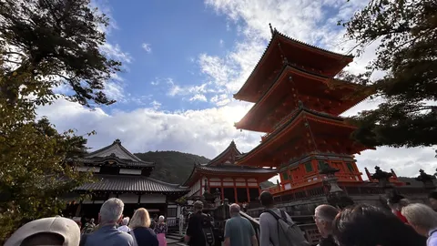 悠久の時を刻む、鮮やかな朱色の塔