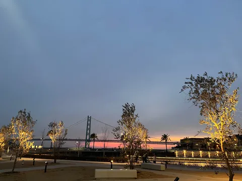 夕暮れの橋と風景の余韻