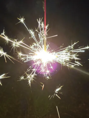 夜空を切り裂く閃光