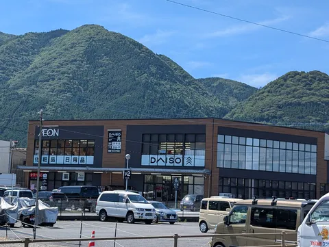 緑深き山を背景に、日常に溶け込む風景
