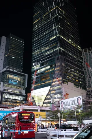 都会の夜景とバス、時が交差する瞬間