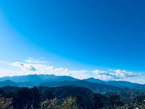 何度見ても飽きない、青い空と山のグラデーション
