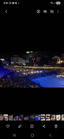 夜の温泉街、幻想的な湯けむり