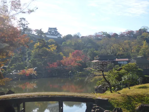 秋色に染まる城と庭園の静寂
