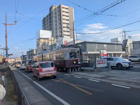 路面電車が走る街の日常風景