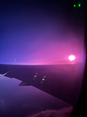 飛行機から見た、空と翼のグラデーション