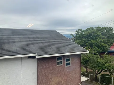 雨上がりの空と屋根のコントラスト