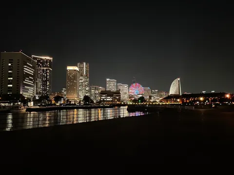 夜景と水辺の灯りの響き