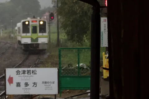 雨の日の駅、列車は待っている
