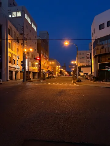 街灯が灯る黄昏時の交差点