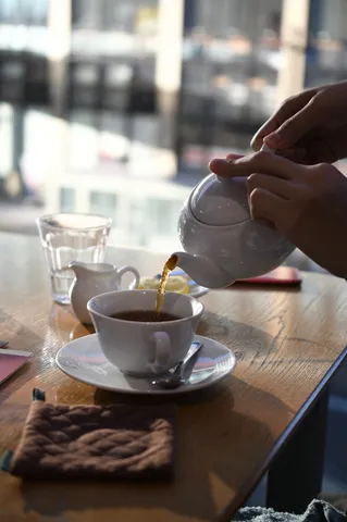 窓辺の茶と木の温度