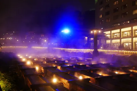 幻想的な湯けむり、温泉街の夜景