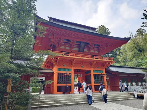 鮮やかな朱色の楼門