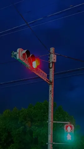 夜の信号が紡ぐ静かな街