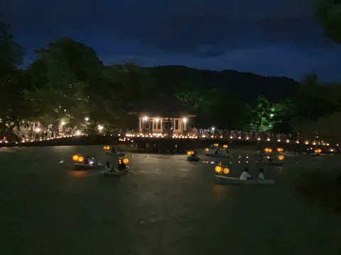 夜の静寂、灯りに浮かぶ水面