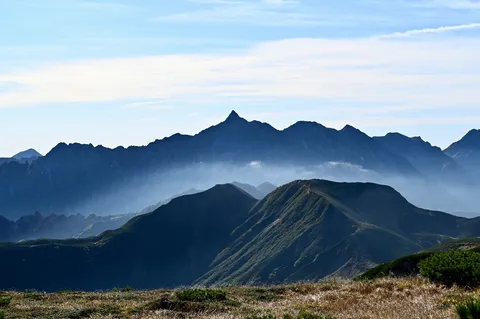 朝霧に染まる山脈の静景