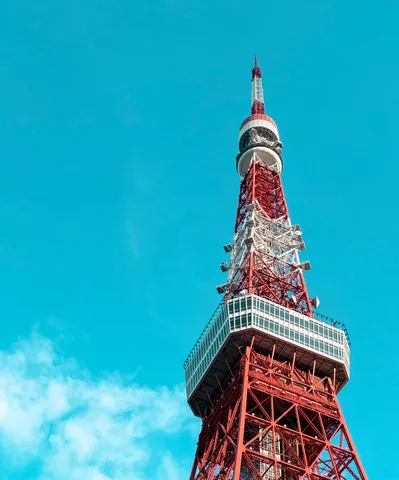 鮮やかなコントラストの塔