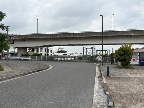 海風と静寂、都会のオアシス