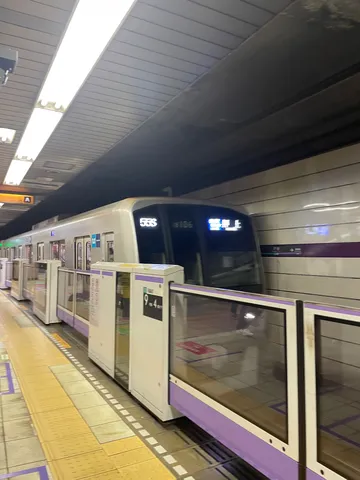地下駅に滑り込む列車