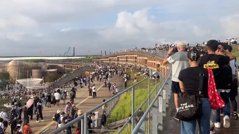 光と人がつなぐ長い桟道