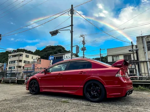 虹かかる街角の赤