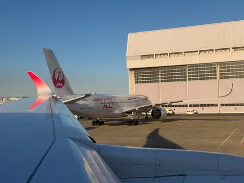 格納庫の隣で、JAL機が佇む