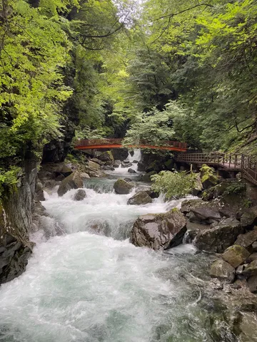 新緑と清流、朱の橋