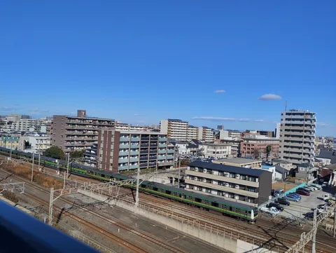 青空の下、街を行く鉄道