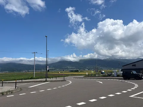 雲が彩る、夏のドライブ風景