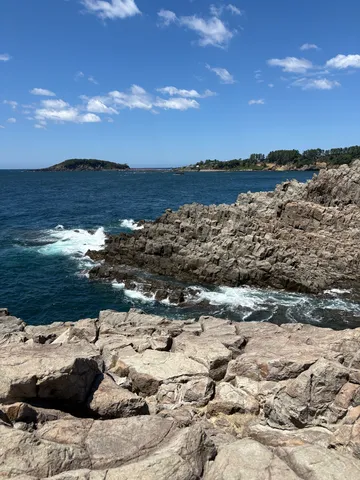 荒々しい海岸線と青い空