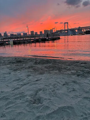 ビーチから望む朱色の黄昏
