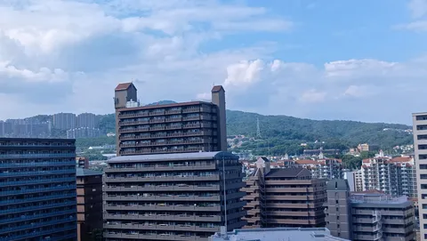 緑に包まれた都市の風景