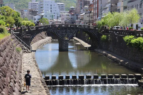 石畳と石橋、水辺の風景