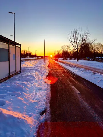 静寂の雪道、茜色の光