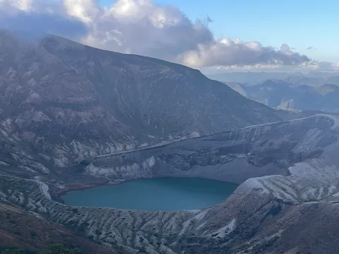神秘的な火口湖の静寂