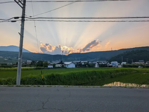 夕焼けの舞台、電線も役者顔