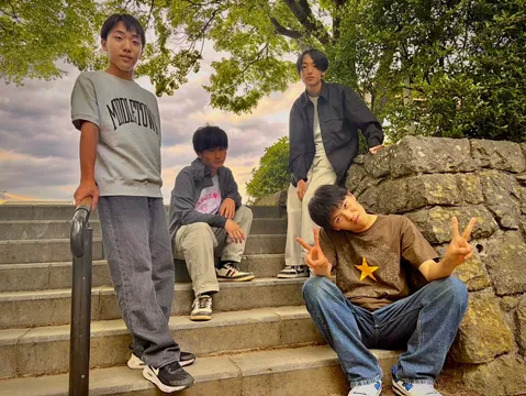 階段でくつろぐ4人組