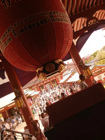 提灯と賑わう参道、夏の気配