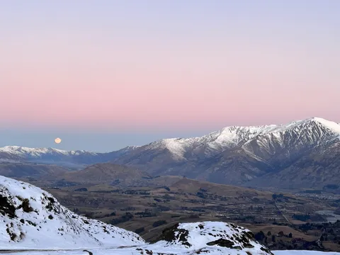薄明の空、月と雪嶺