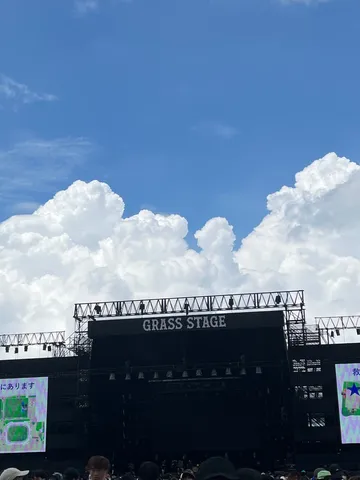 青空とステージのコントラスト