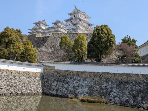 石垣と堀、そびえる天守