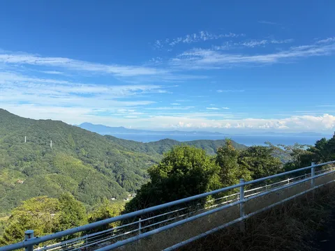 海と山を結ぶ青い空