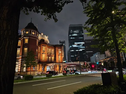 レトロ駅舎とSFビルの夜景共演