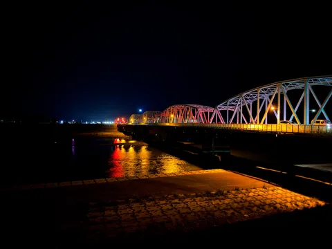 夜景に浮かぶ幻想的な橋