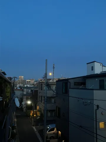 都会の空に浮かぶ月明かり