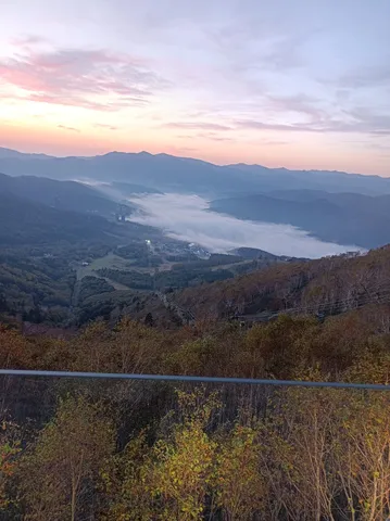 朝霧に包まれた山影の旅路