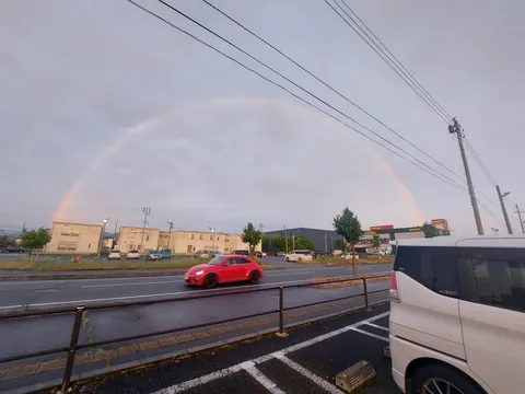 虹と赤い車、何かが始まりそうな午後