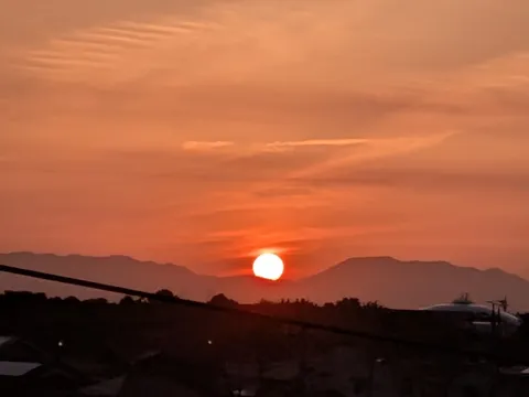 空と山と街の夕暮れ