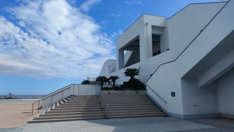 青空と白い建物のコントラスト